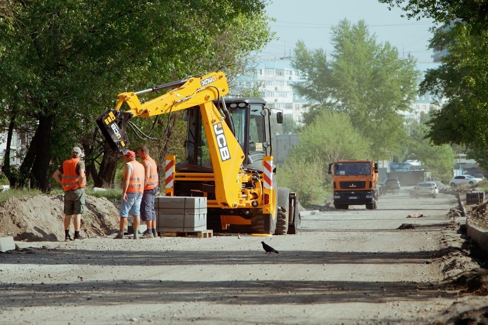 В Днепре на улице Дементьева ремонтируют дорогу