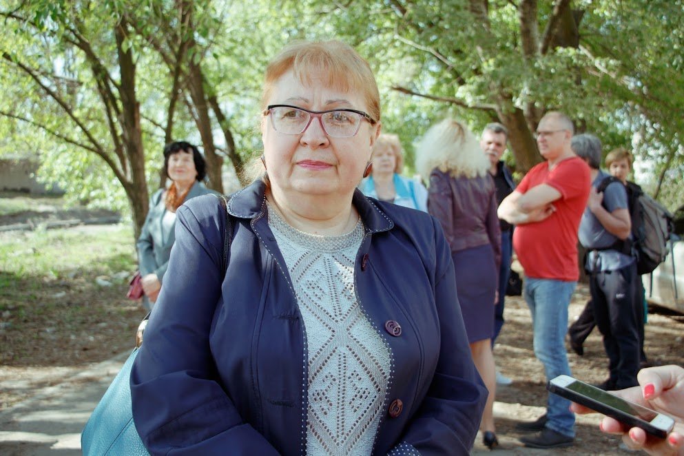 К работе привлекли бригады из 15 дорожников. По словам рабочих, материалов и спецтехники им вполне хватает