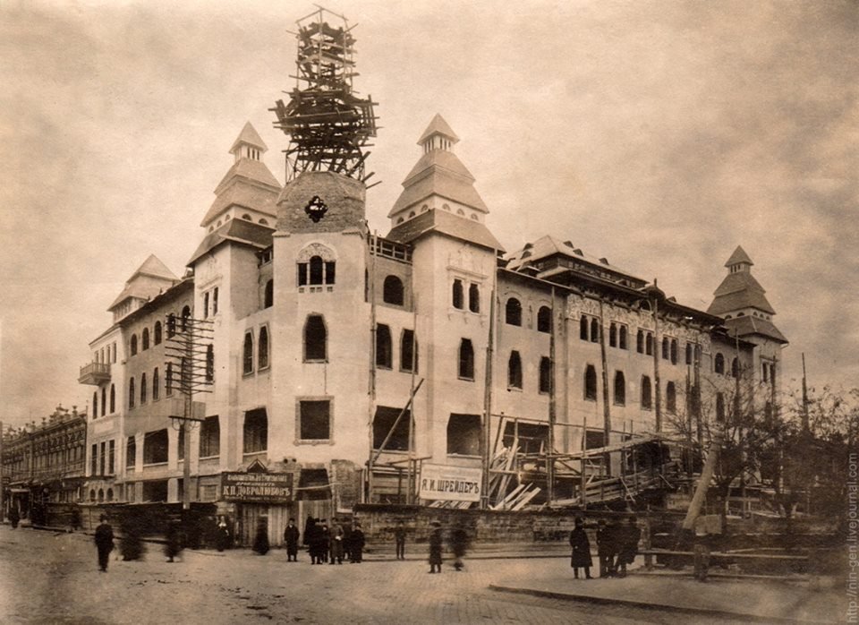 Человек, в честь которого назвали дом, был миллионером и владельцем одного из первых в городе автомобилей Человек, в честь которого назвали дом, был миллионером и владельцем одного из первых в городе автомобилей