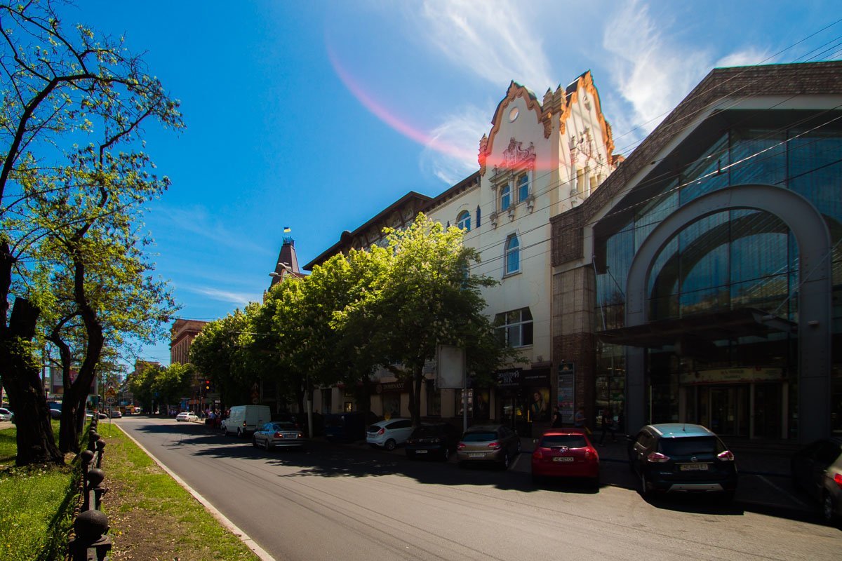 В послевоенное время в помещении разместили ресторан и гостиницу «Украина» В послевоенное время в помещении разместили ресторан и гостиницу «Украина»