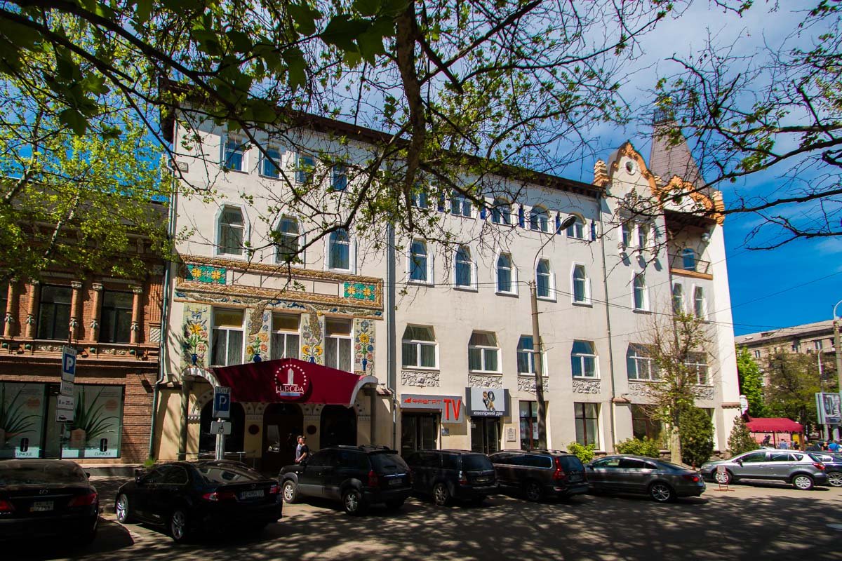 Именно это здание изображают на всех открытках Именно это здание изображают на всех открытках