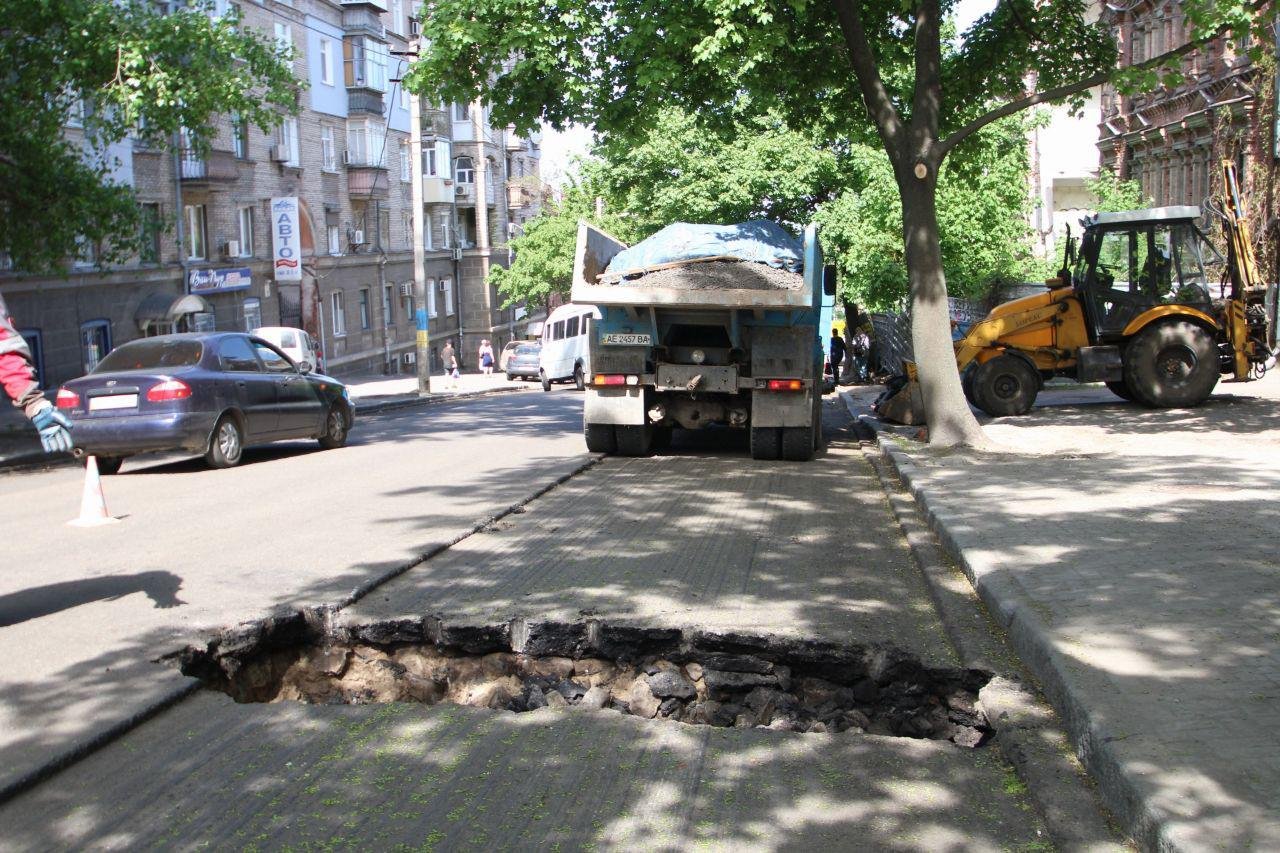 Яму засыплют асфальтным прессом