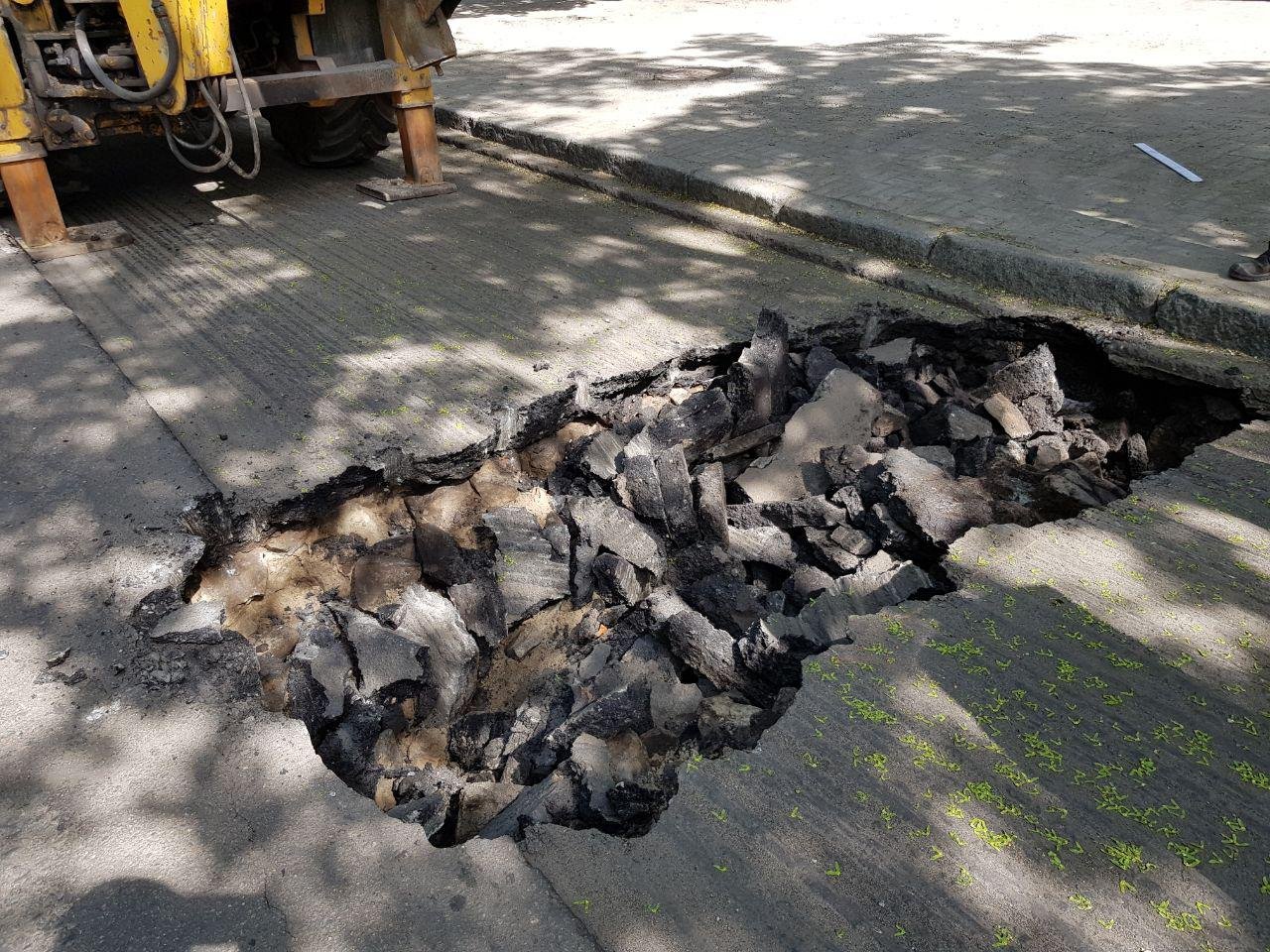 2 мая на улице Сечевых Стрельцов провалился асфальт на проезжей части