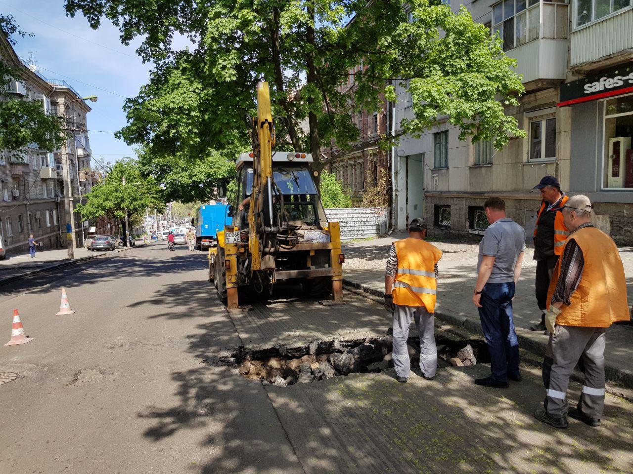 Диаметр ямы большой — провал занял целую полосу