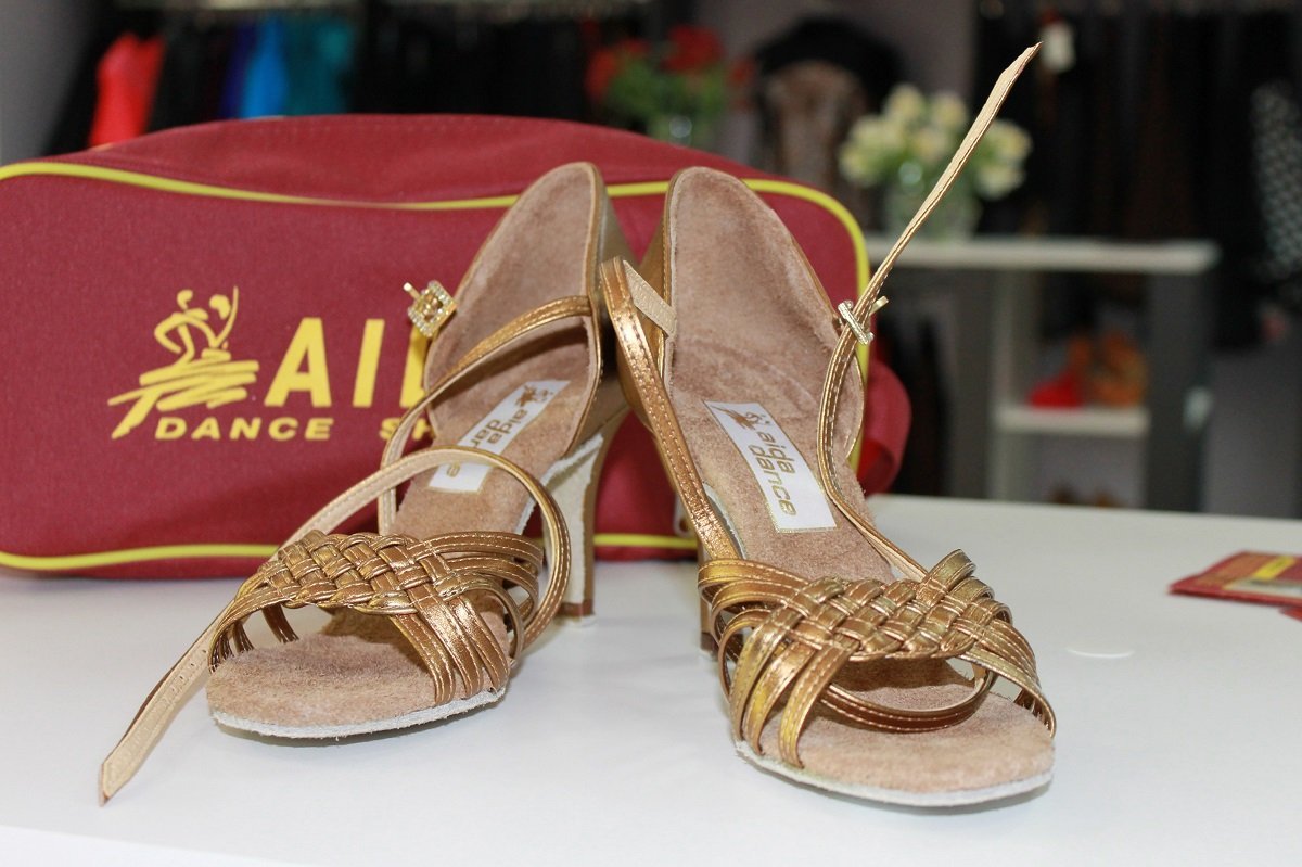 В Днепре открылся самый большой магазин одежды и обуви для бальных танцев 2