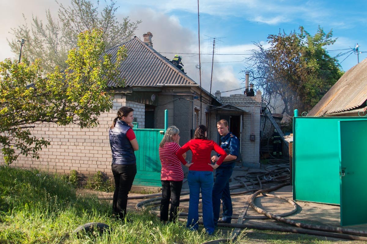 По предварительной информации, горела крыша дома