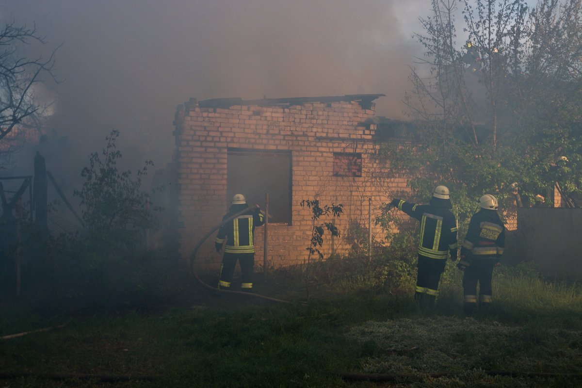 После сообщения о пожаре на место немедленно приехали сотрудники ГСЧС и патрульной полиции