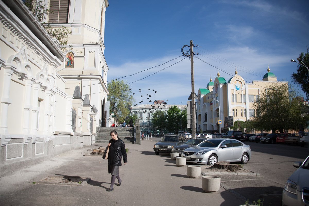 В честь годовщины пожара в Доме профсоюзов жители Днепра запустили в небо шары В честь годовщины пожара в Доме профсоюзов жители Днепра запустили в небо шары