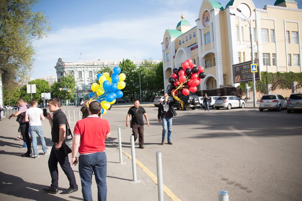 Жители Днепра, считающие данную акцию неоднозначной и даже сепаратистской, запустили в ответ шары желто-синего и черно-красного цвета Жители Днепра, считающие данную акцию неоднозначной и даже сепаратистской, запустили в ответ шары желто-синего и черно-красного цвета