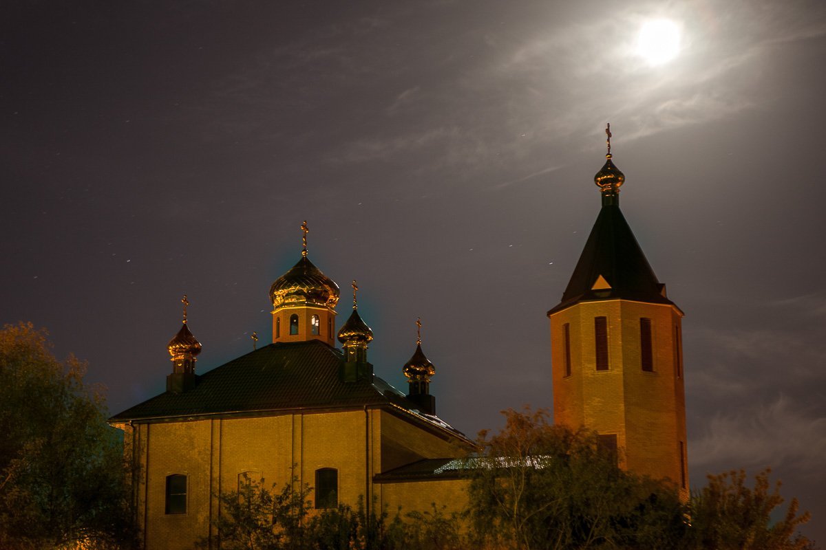 Светит даже луна Светит даже луна
