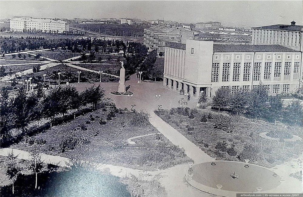 Общий вид на ДИИТовский городок, 1935 год. На заднем плане, уже за территорией городка, отчетливо видно, как тогда выглядел пр. Гагарина 