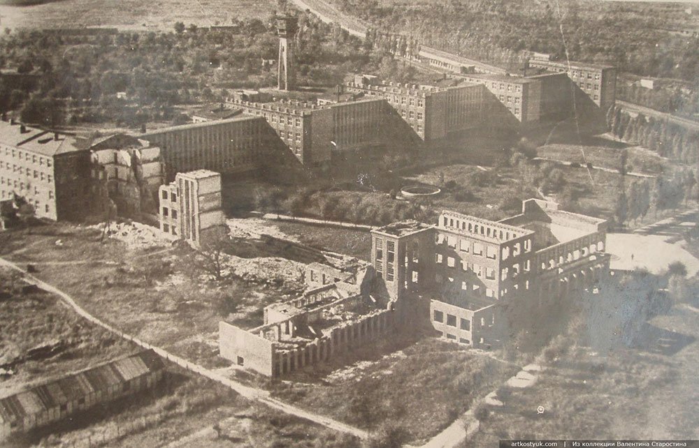 Разрушения, причиненные учебному корпусу ДИИТа и студенческому городку были громадными: первый блок, кинозал, трехэтажное здание библиотеки были полностью разрушены, общежития повреждены.