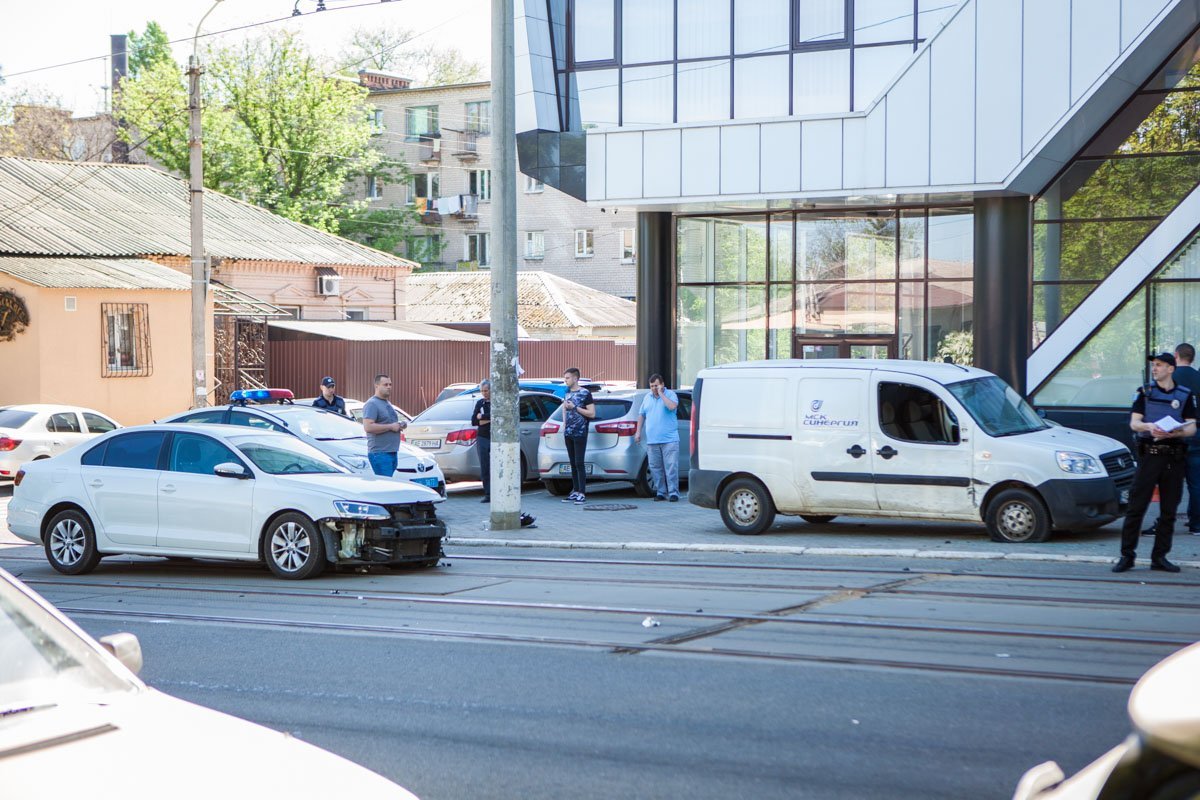 Volkswagen поворачивал на улицу Дарвина Volkswagen поворачивал на улицу Дарвина