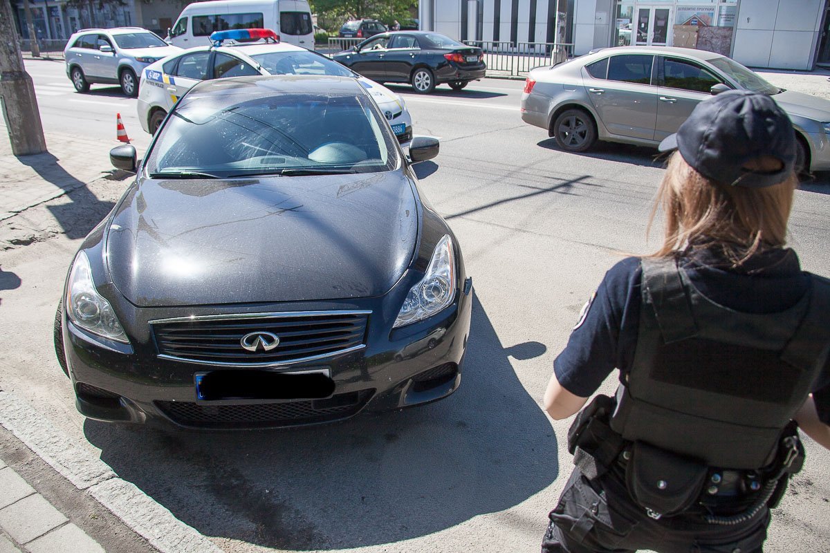 Водитель Infiniti увидел только одну из девочек, которая уже перешла его участок дороги и начал движение, а вторую не заметил Водитель Infiniti увидел только одну из девочек, которая уже перешла его участок дороги и начал движение, а вторую не заметил
