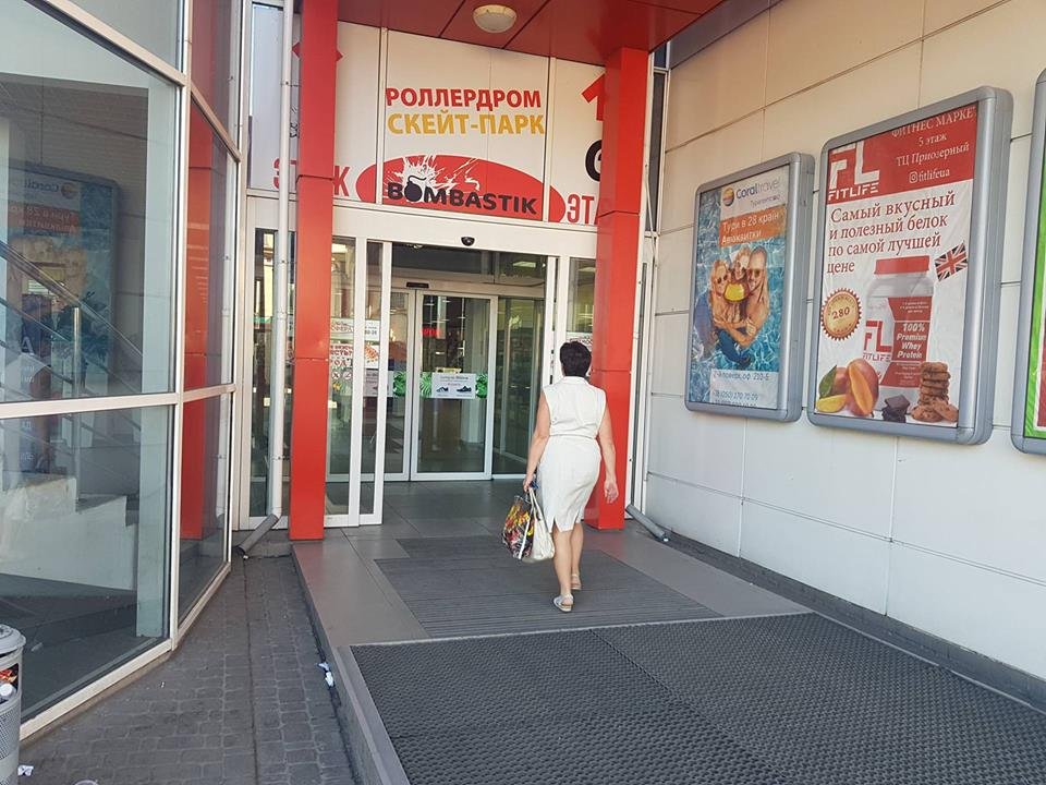 Приехавшая на место полиция быстро обследовала ТРЦ и снова возобновила его работу Приехавшая на место полиция быстро обследовала ТРЦ и снова возобновила его работу