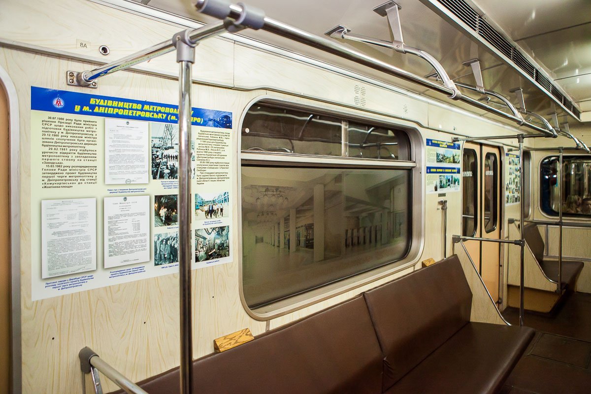 Внутри вагона разместили много стендов с фотографиями и документами