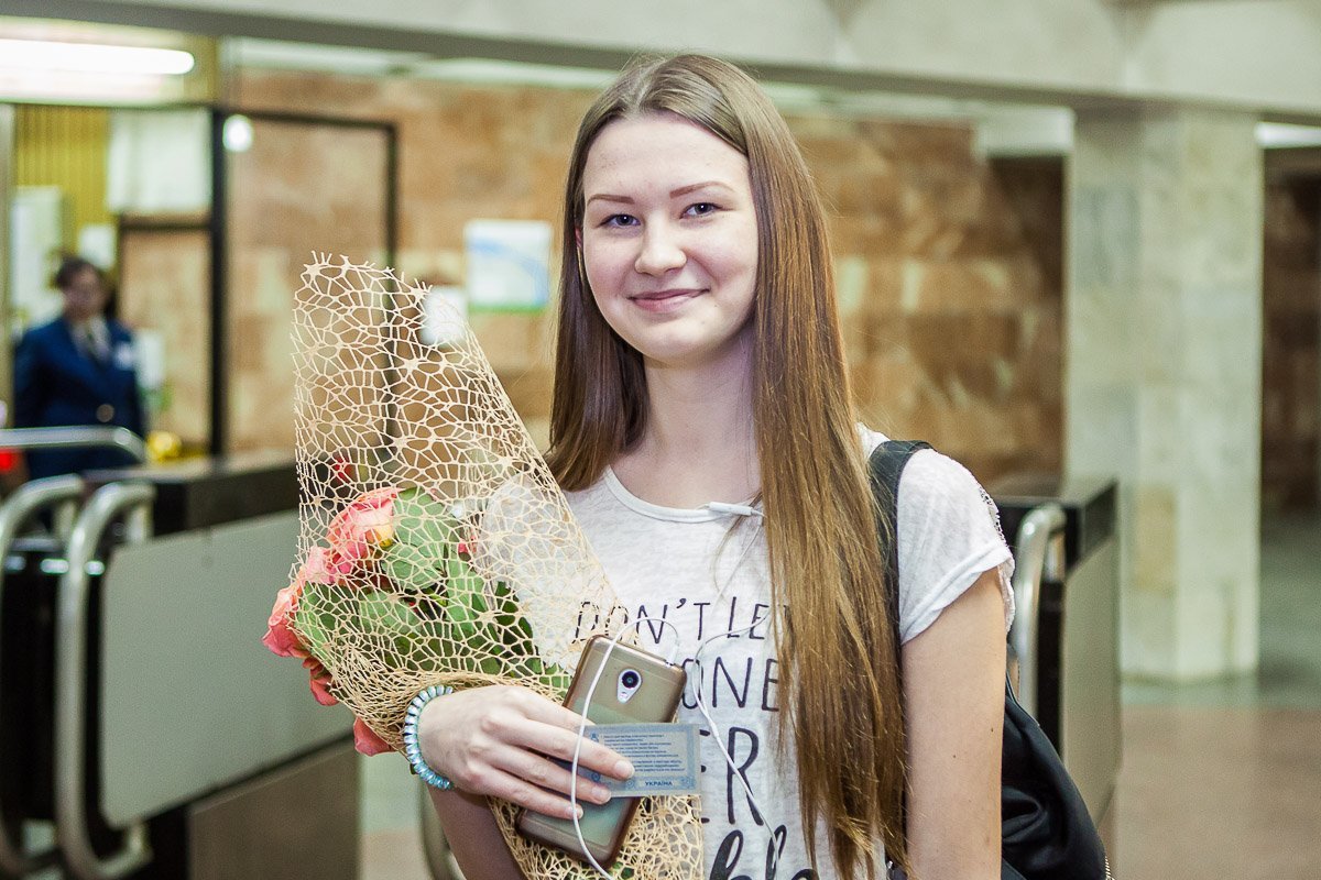 Игорь Маковцев вручил студентке цветы, проездной билет на май этого года и небольшой сувенир