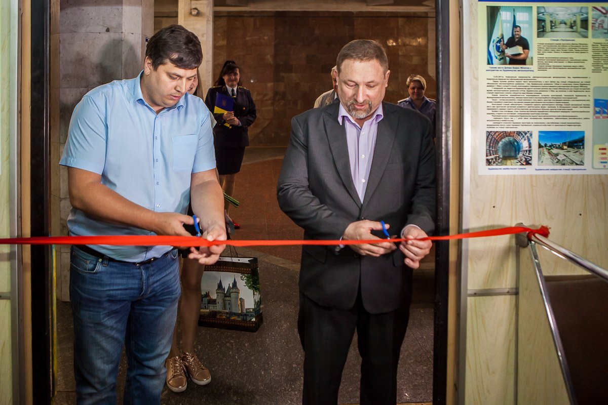 На открытии вагона Игорь Маковцев и Андрей Липешкин торжественно перерезали красную ленту