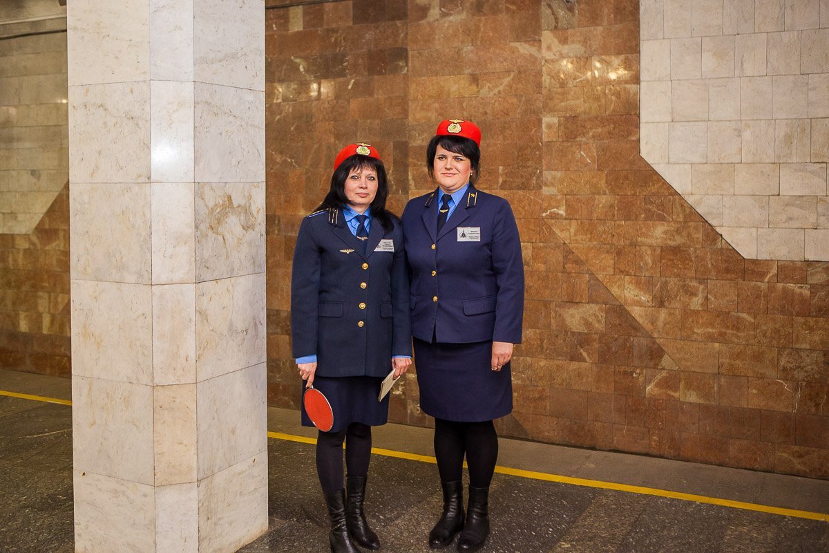 Нарядные сотрудники Днепровского метрополитена