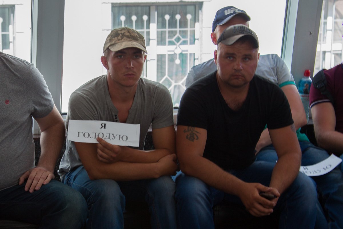 Основные требования участников митинга – это проверка сотрудников правоохранительных органов и борьба с коррупцией Основные требования участников митинга – это проверка сотрудников правоохранительных органов и борьба с коррупцией