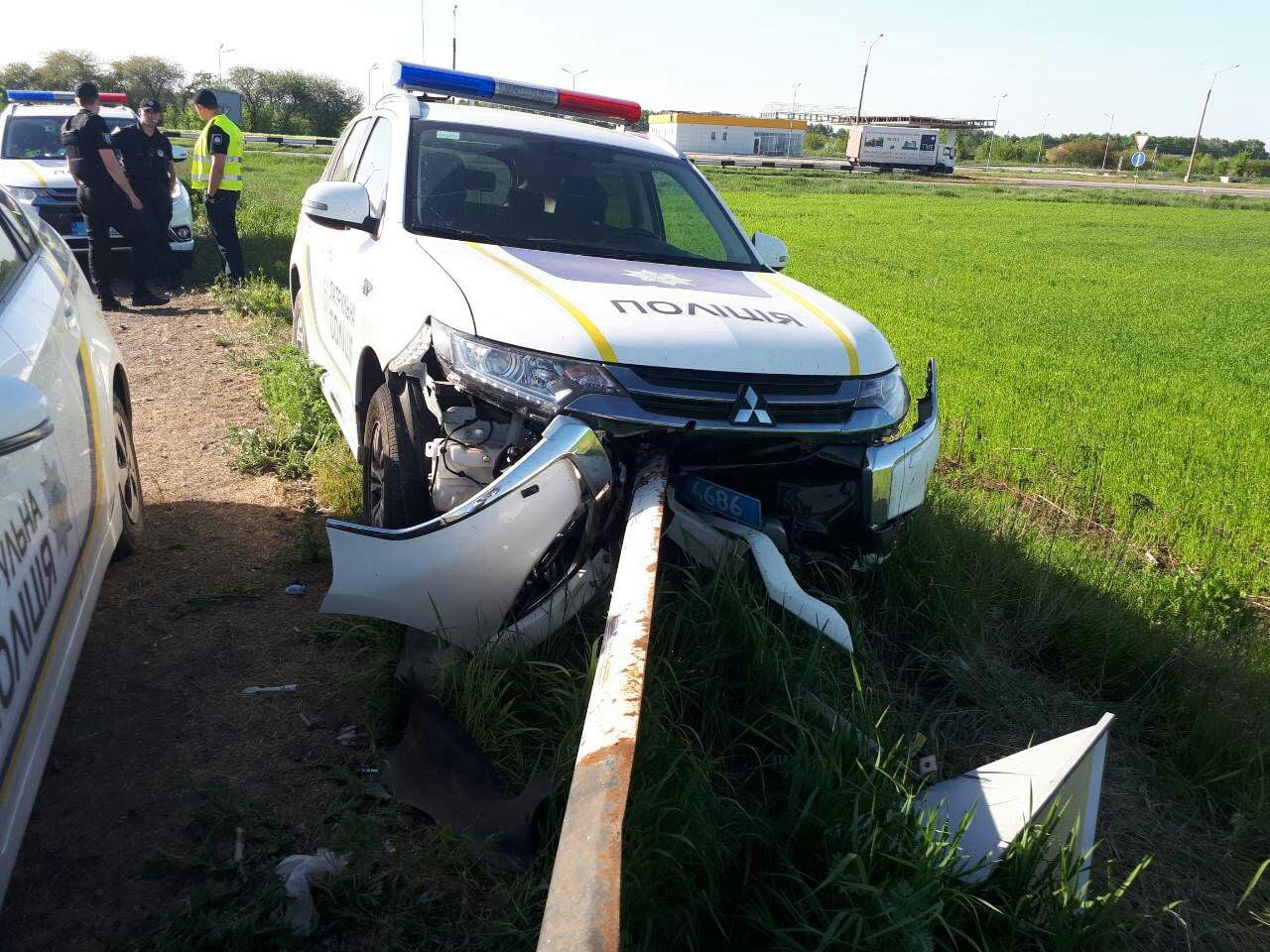 В Днепре полицейский автомобиль въехал в отбойник