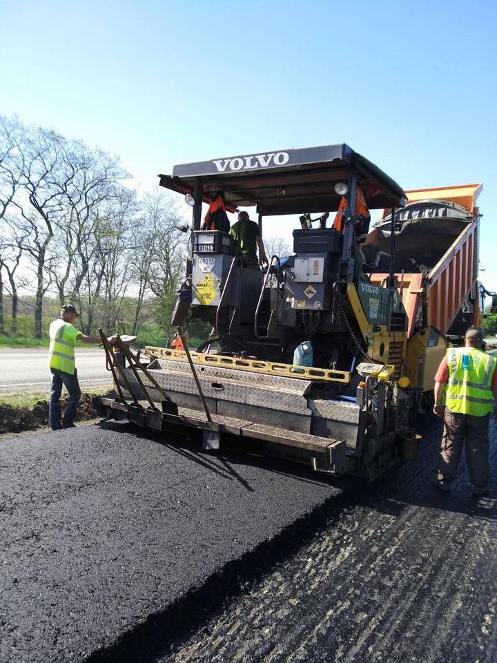 Сейчас проходит укладка асфальто-бетона со стороны Запорожской области по направлению к Днепру Сейчас проходит укладка асфальто-бетона со стороны Запорожской области по направлению к Днепру