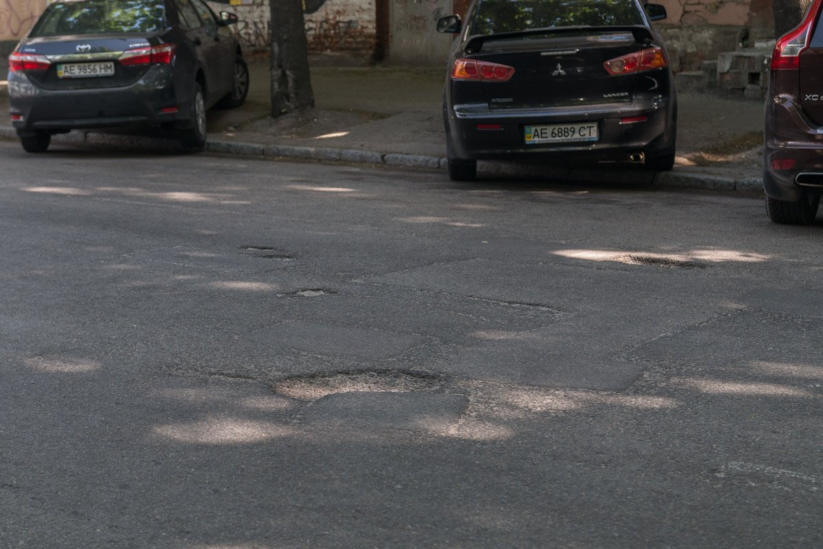 Маленькие ямы разбросаны на улице Шевченко тут и там Маленькие ямы разбросаны на улице Шевченко тут и там