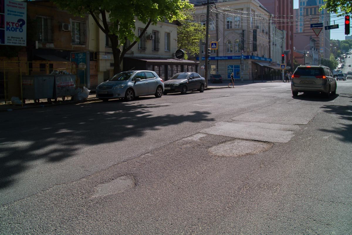 На стыках старого асфальта и новых латок образовались небольшие ямы На стыках старого асфальта и новых латок образовались небольшие ямы