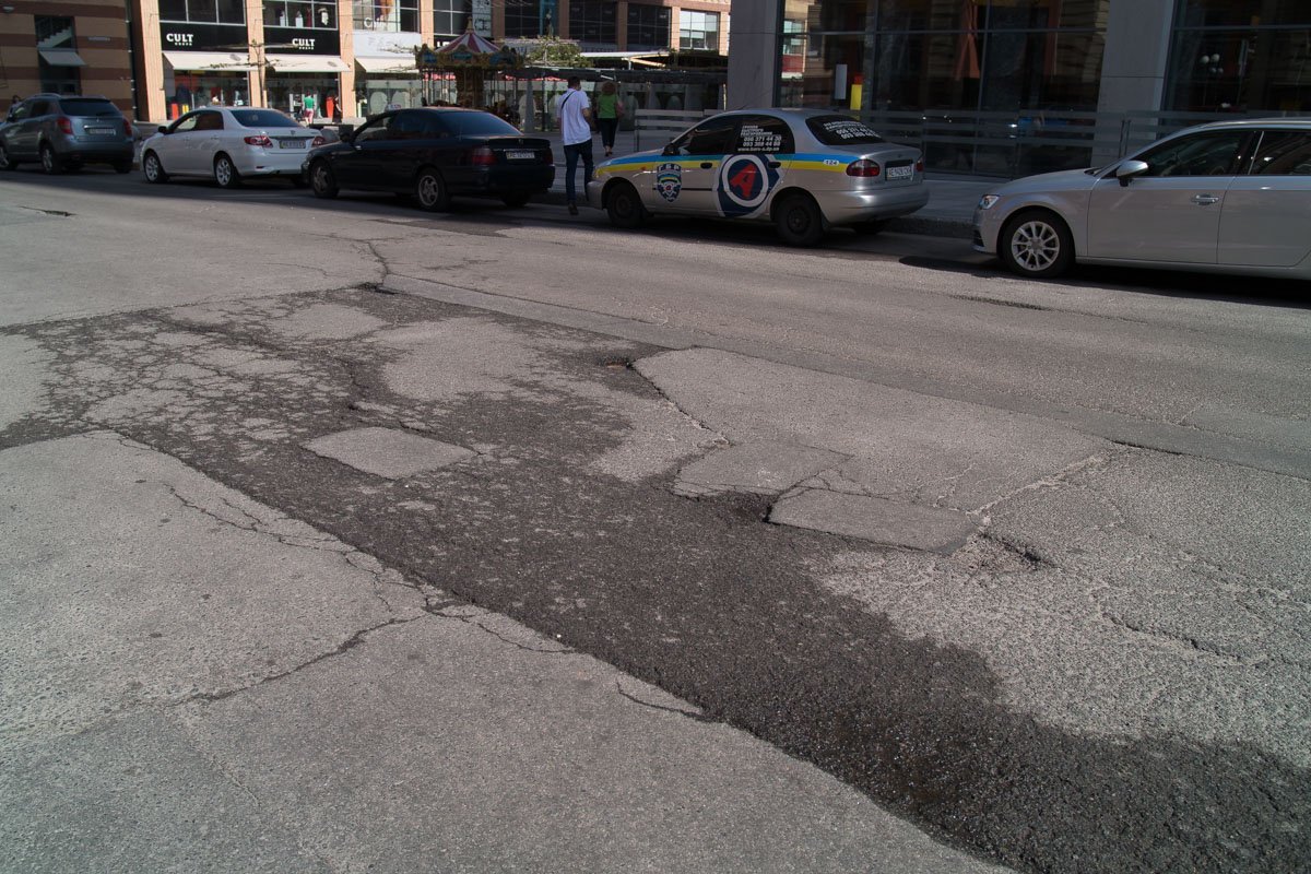 Видно, что некогда здесь проводили латочный ремонт Видно, что некогда здесь проводили латочный ремонт