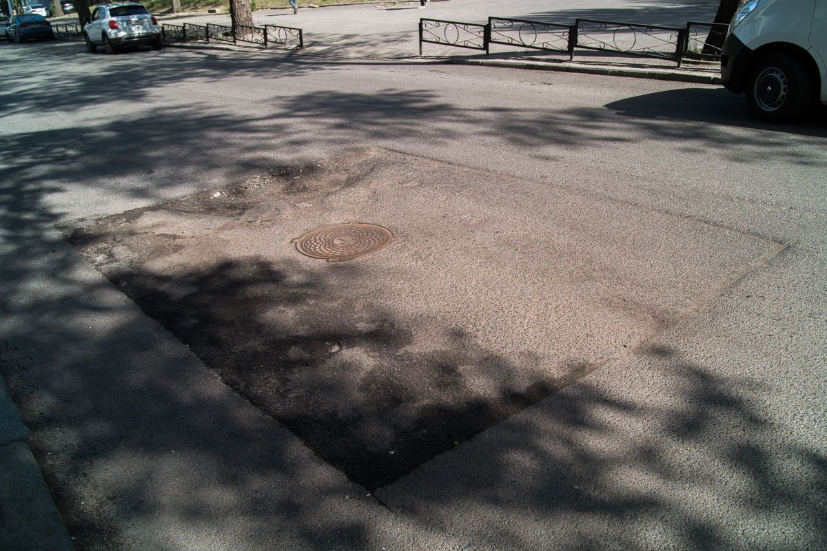 На стыках старого асфальта и свежих латок образовались небольшие ямы На стыках старого асфальта и свежих латок образовались небольшие ямы