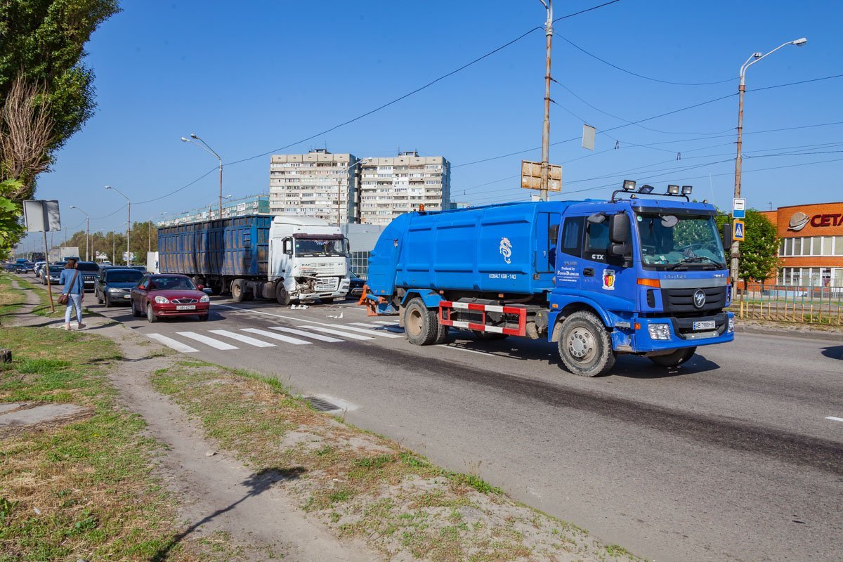 4 мая на Донецком шоссе столкнулись фура и прессовальный мусоровоз