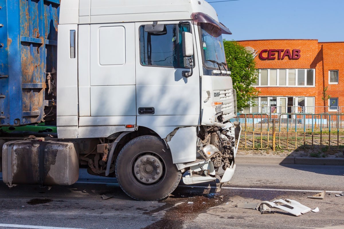 Авария произошла напротив здания "CETAB Стальсервис" 