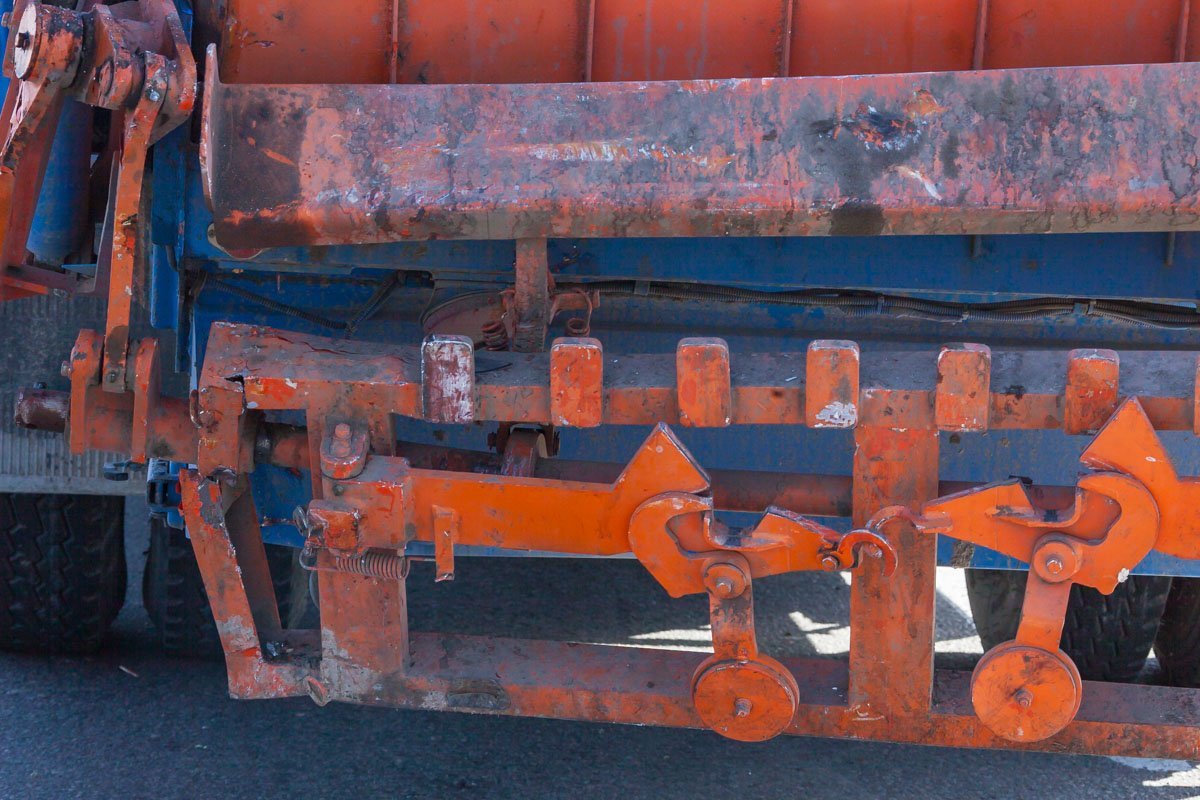 Водитель фуры DAF не успел среагировать и врезался в мусоровоз