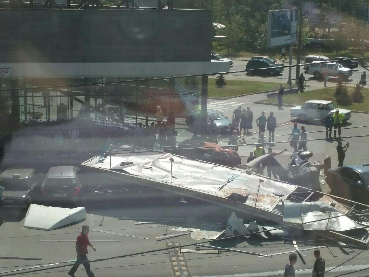 4 мая около 10:00 на улице Космической фура, груженная металлом задела около 12 машин