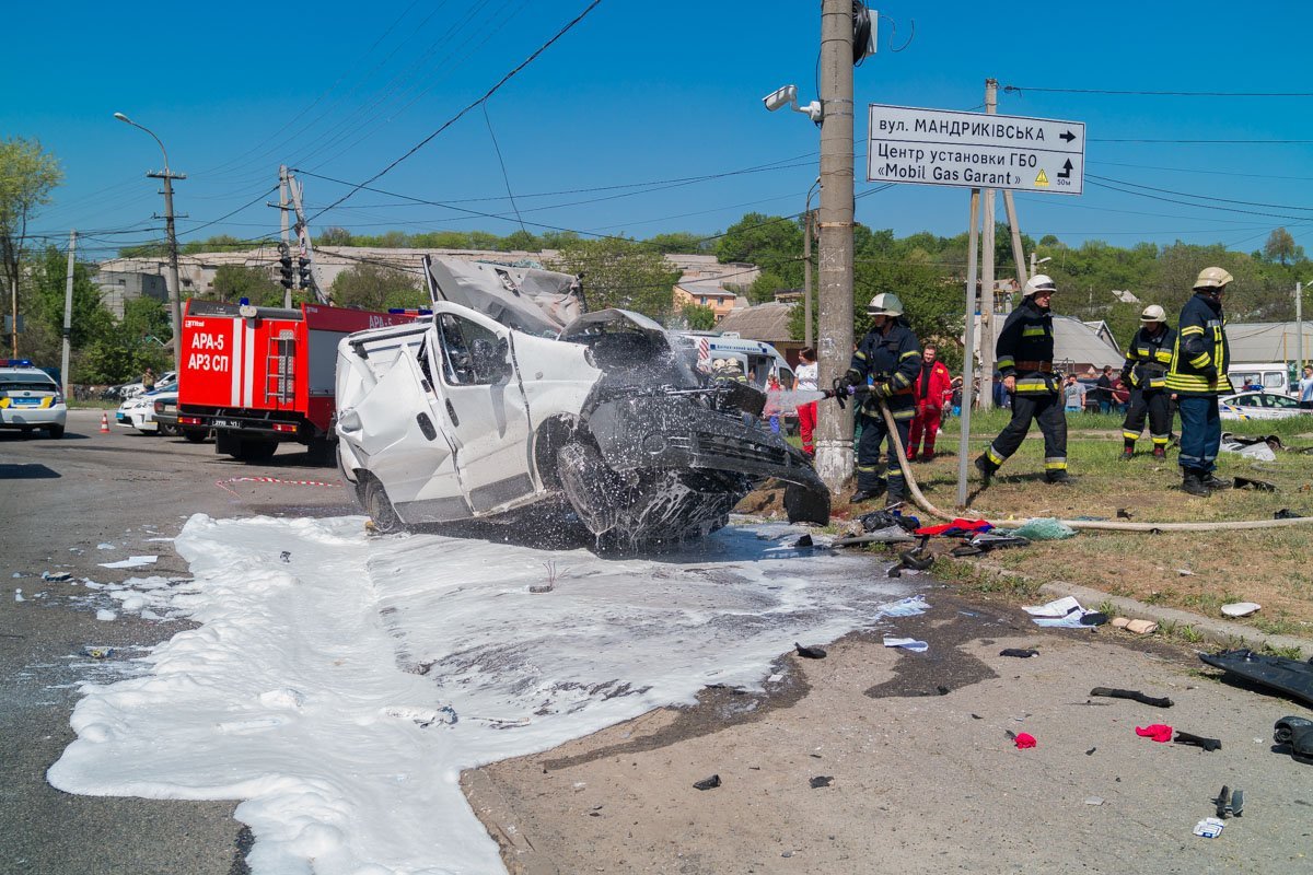 Водитель микроавтобуса погиб на месте