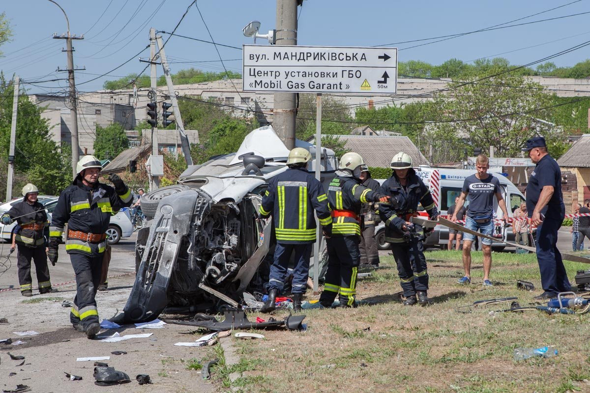 Из покореженного автомобиля мужчину доставали спасатели