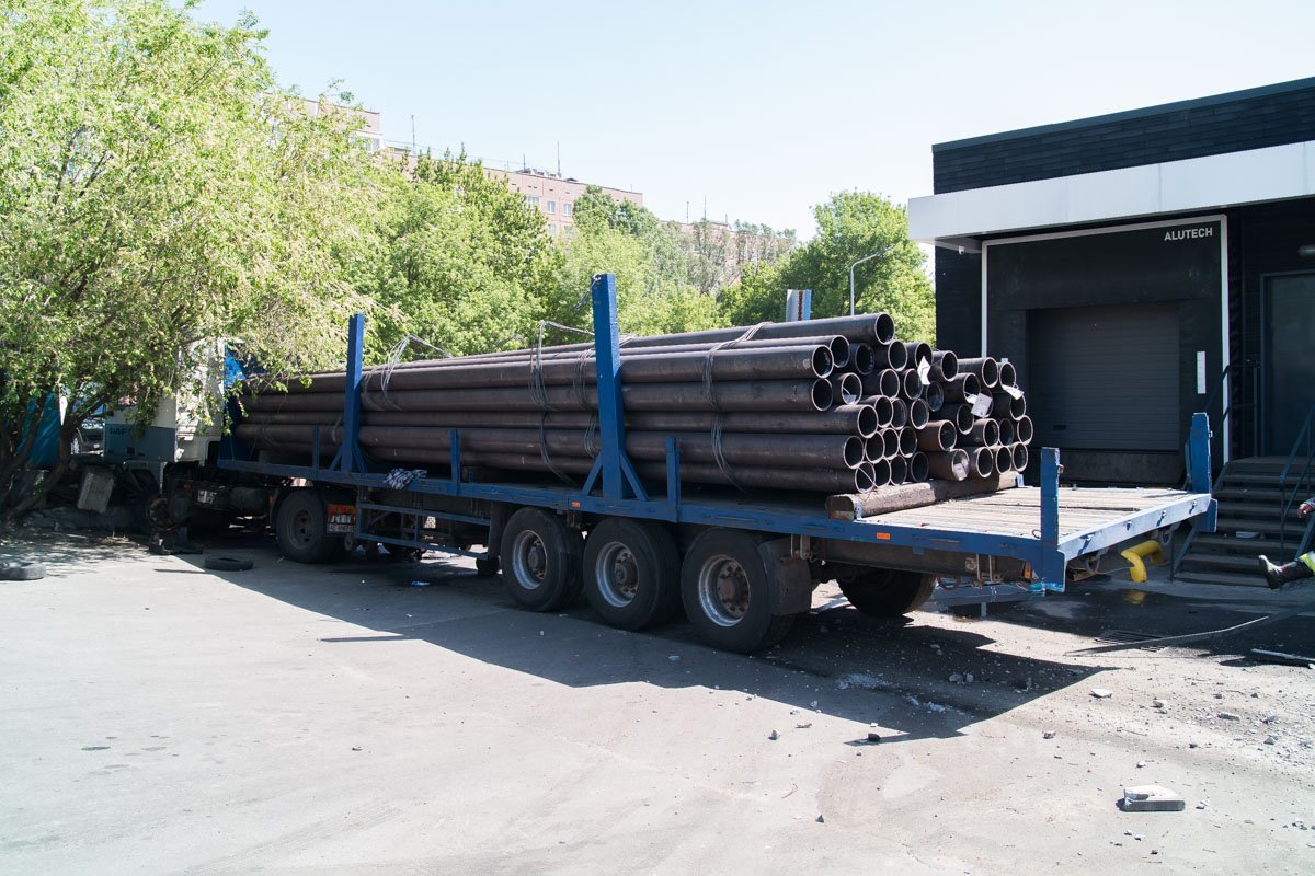 DAF был загружен металлическими трубами