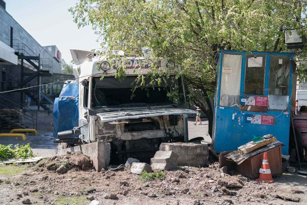 Большегруз остановили бетонные блоки возле охранной будки