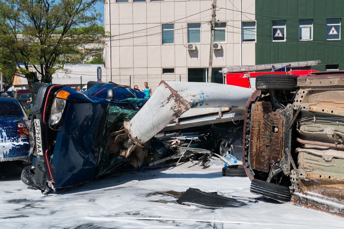 DAF также снес столб, который рухнул на припаркованные у супермаркета автомобили