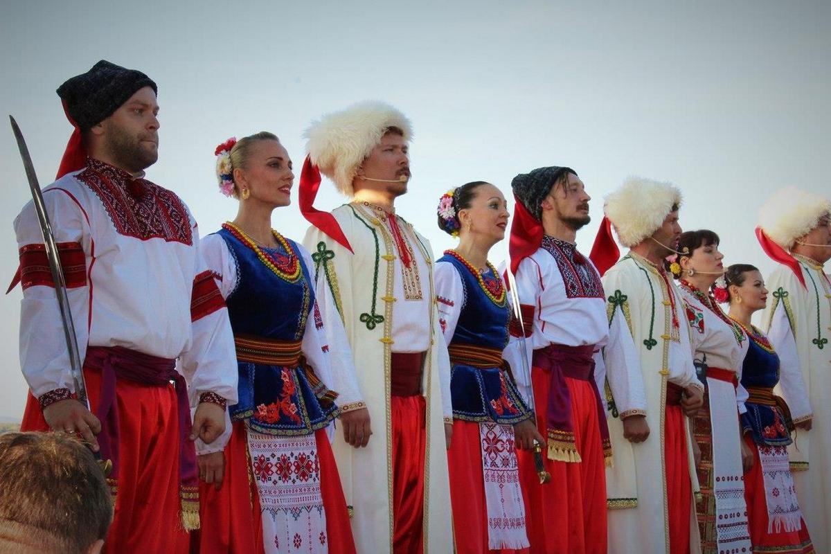 Зрителей приятно удивят воспроизведения праздника в ночь на Ивана Купала, с традиционными танцами, яркими костюмами и гаданием девушек Зрителей приятно удивят воспроизведения праздника в ночь на Ивана Купала, с традиционными танцами, яркими костюмами и гаданием девушек