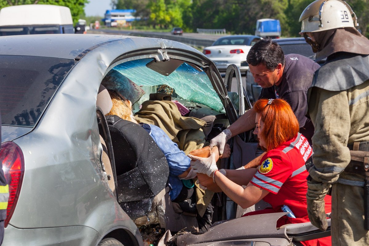 Женщину из автомобиля Chery доставали сотрудники ГСЧС, она была в сознании