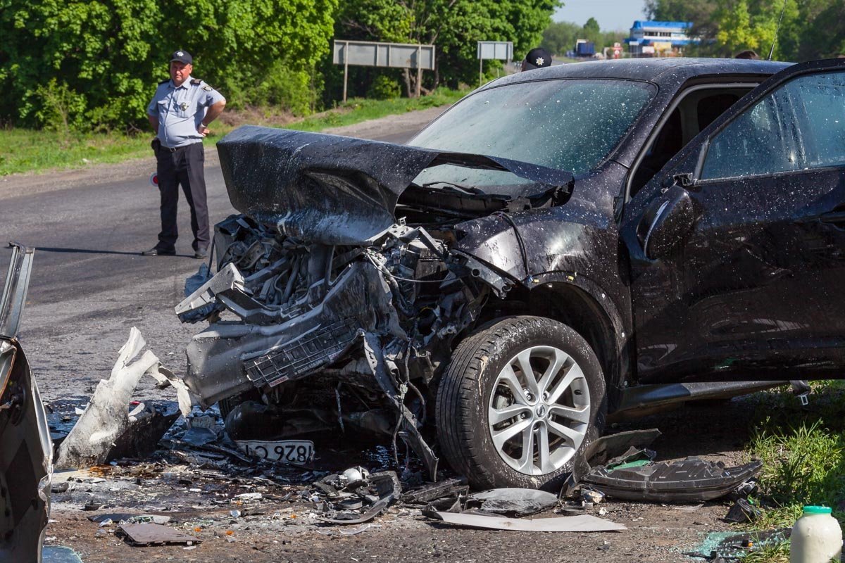 Женщина на Nissan пыталась пойти на обгон, но выехав на встречную не сориентировалась и врезалась в Chery
