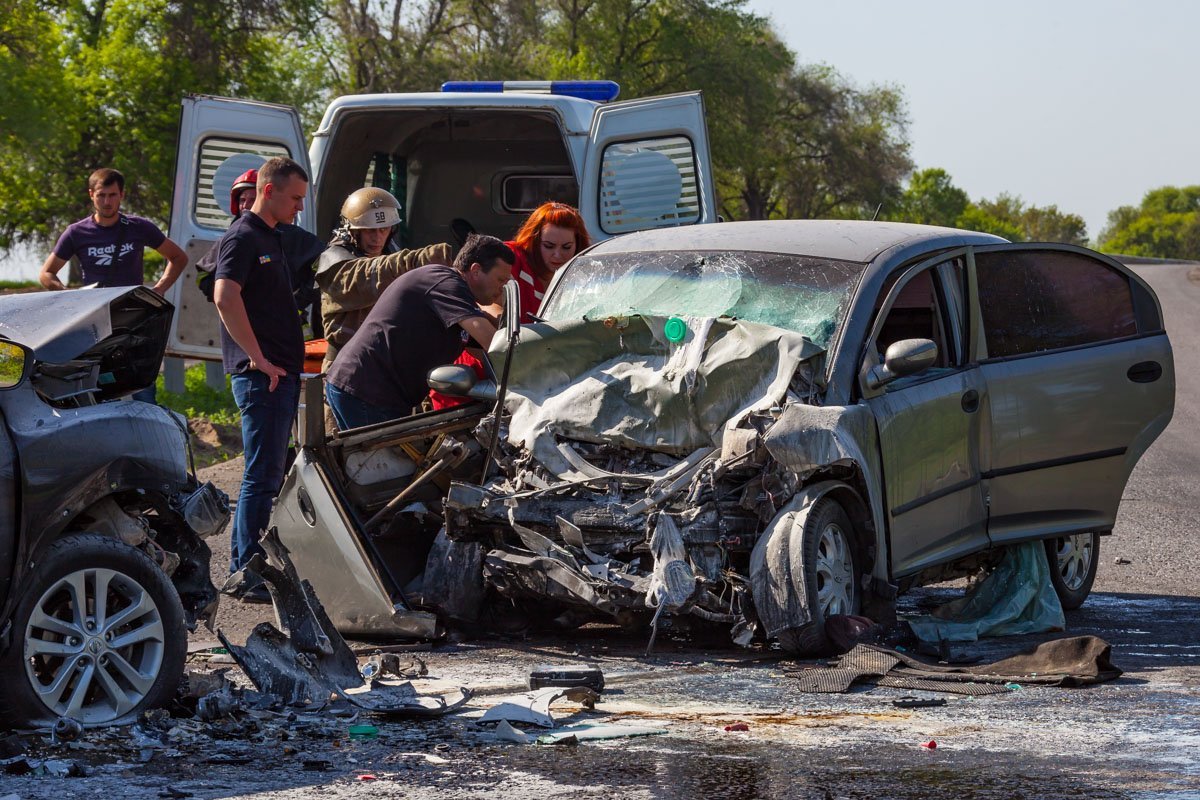 На месте работают полиция, 3 скорые и 1 экипаж ГСЧС, а также аварийно-спасательная служба