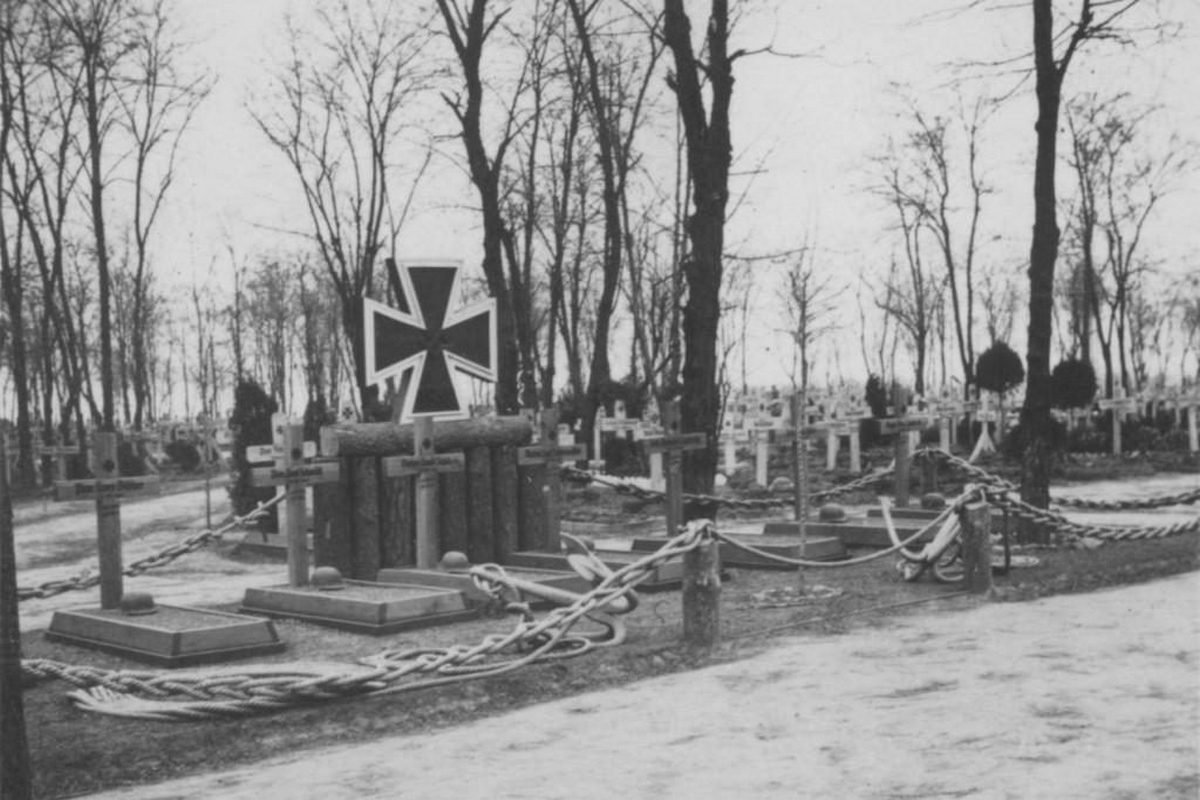 На месте нынешнего парка Памяти и Примирения раньше было Чечеловское кладбище На месте нынешнего парка Памяти и Примирения раньше было Чечеловское кладбище