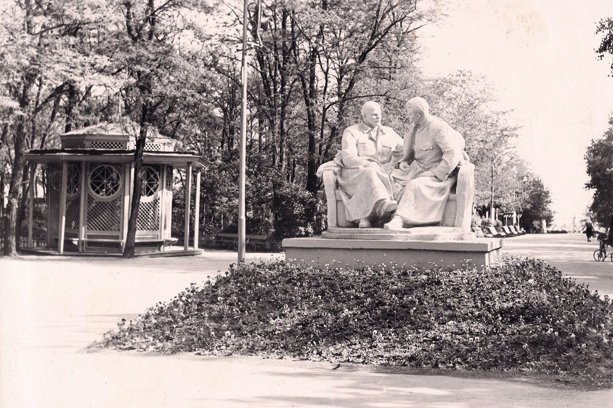 Вход с проспекта Калинина. Фото 1959 года Вход с проспекта Калинина. Фото 1959 года