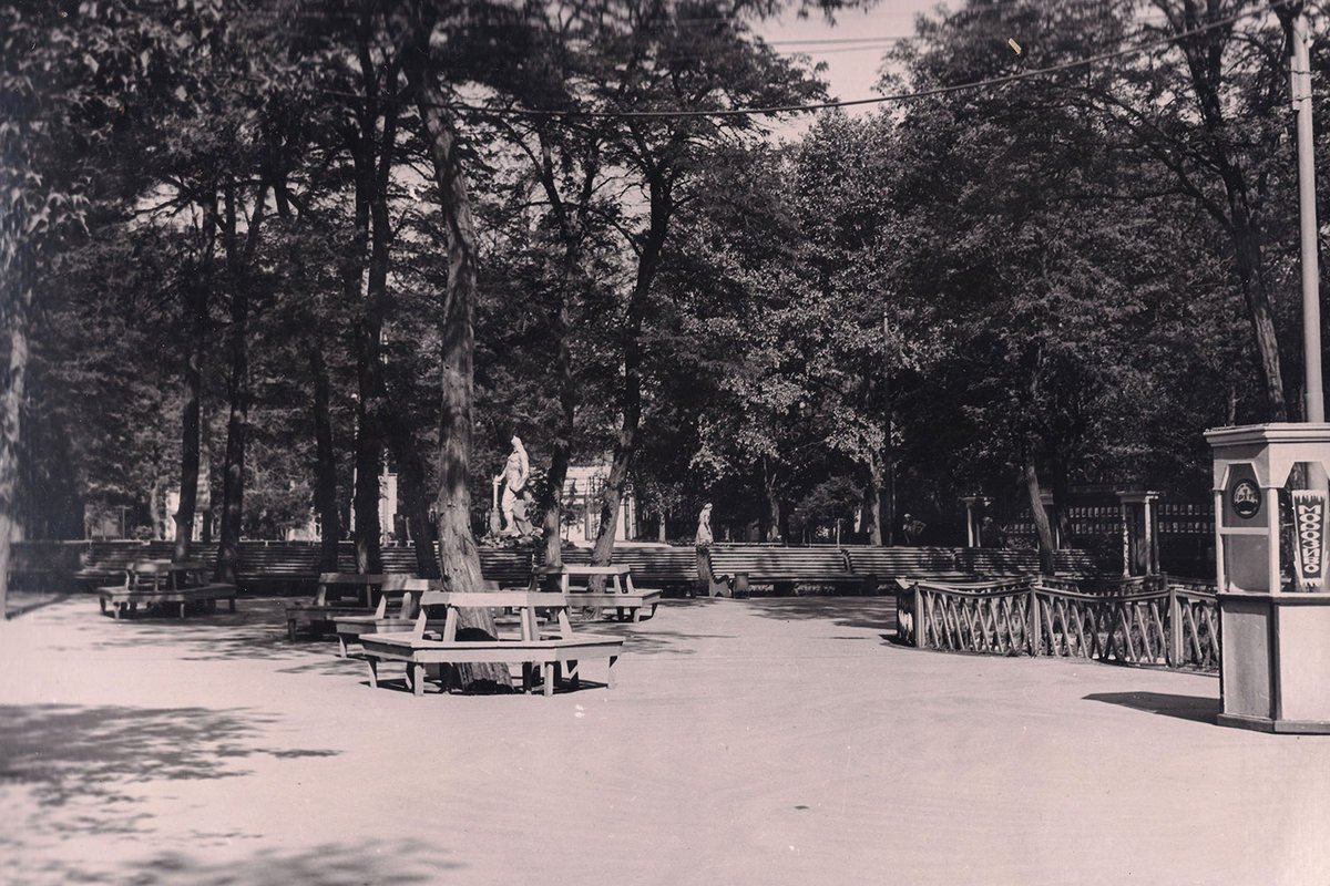 В центре парка находился небольшой фонтан В центре парка находился небольшой фонтан