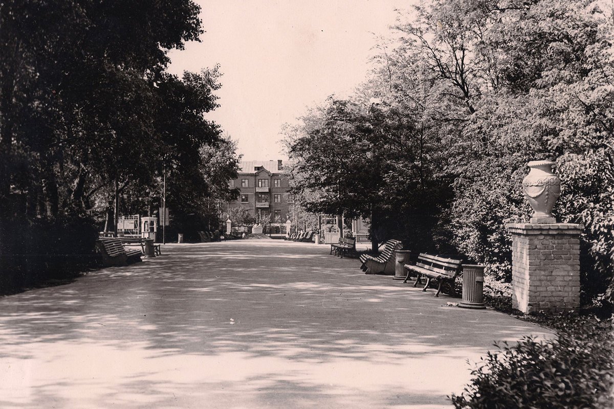 Вид со стороны братской могилы Вид со стороны братской могилы