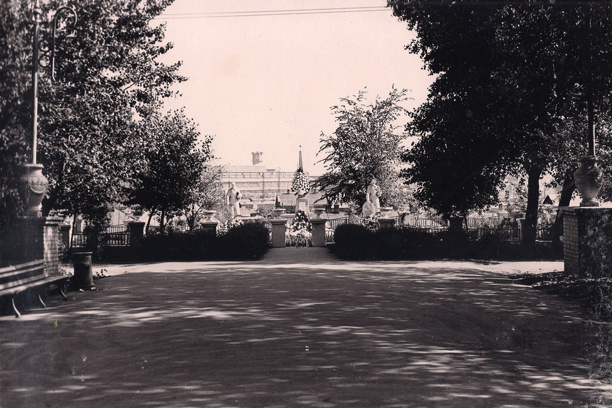 Вид на братскую могилу, которая ныне выстроена из красного кирпича Вид на братскую могилу, которая ныне выстроена из красного кирпича