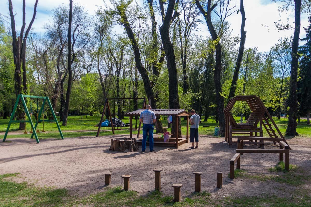 На этой детской площадке выросло не одно, не два и даже не пять поколений  На этой детской площадке выросло не одно, не два и даже не пять поколений
