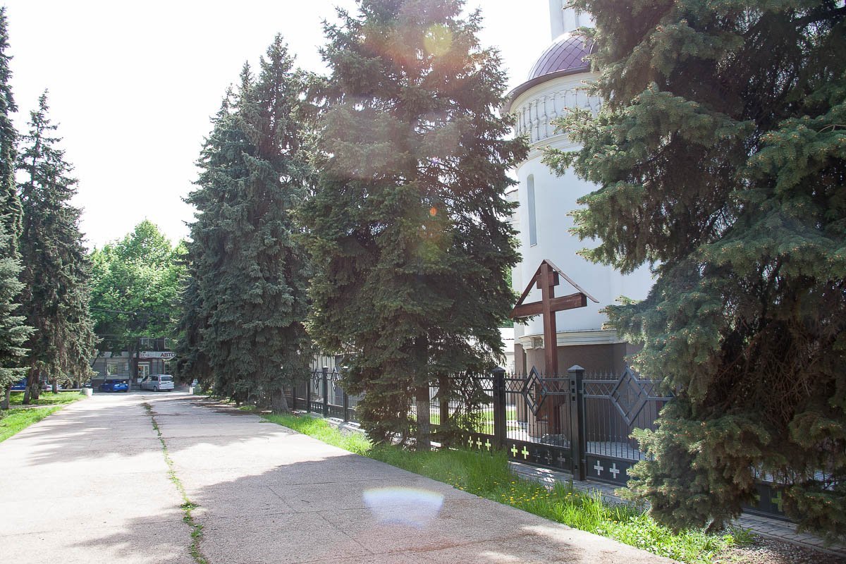 Тихая аллея у подножия храма Тихая аллея у подножия храма